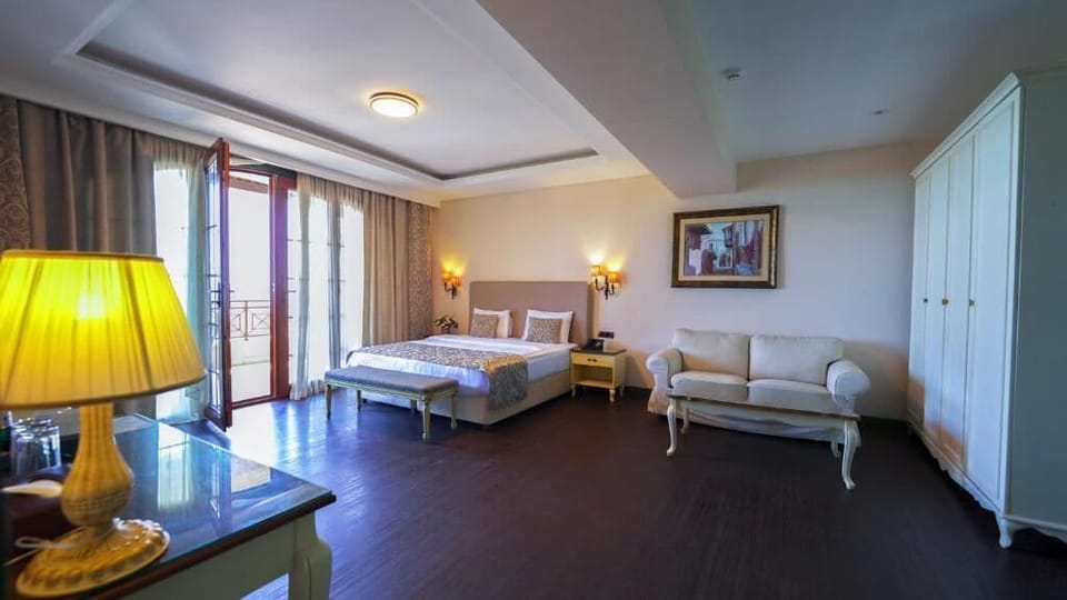 Family Room | In-room safe, desk, blackout drapes, soundproofing