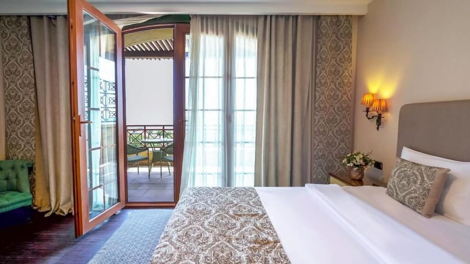 Family Room | In-room safe, desk, blackout drapes, soundproofing