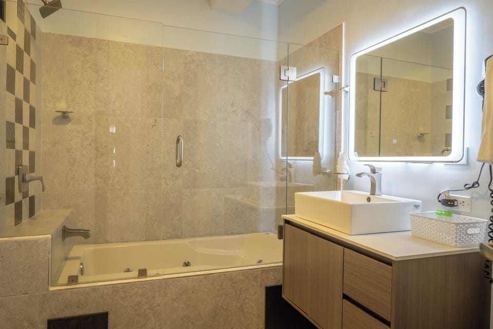Premium Room, 1 King Bed, Bathtub | Bathroom | Free toiletries, towels