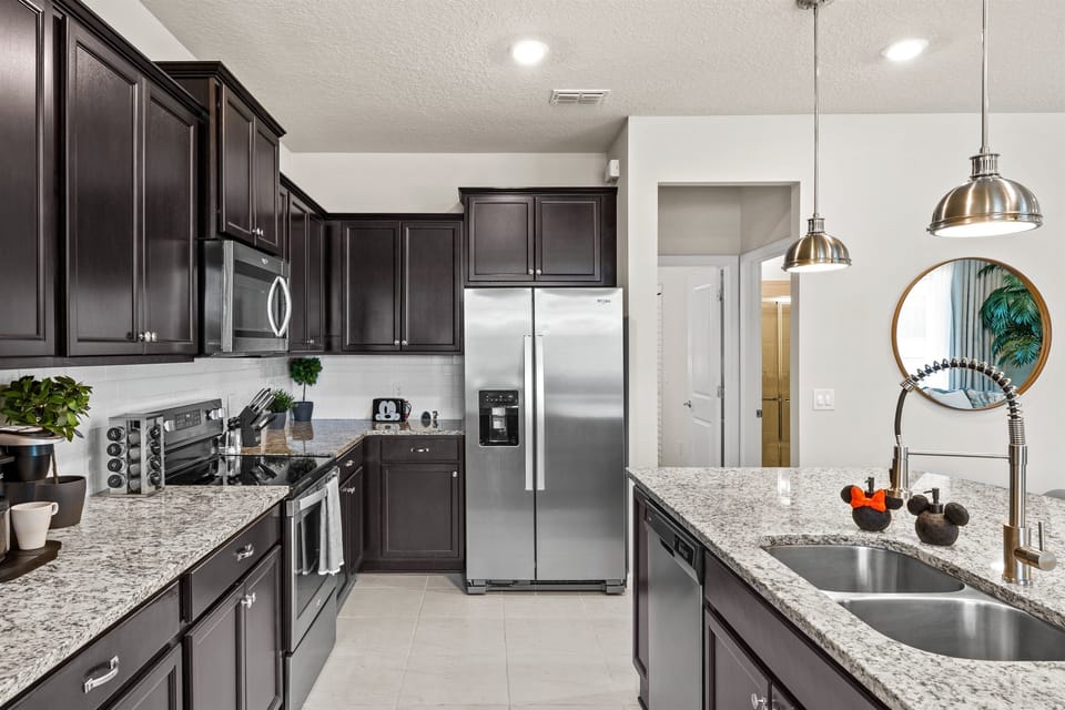 🍳 Fully equipped kitchen with granite countertops & stainless steel appliances