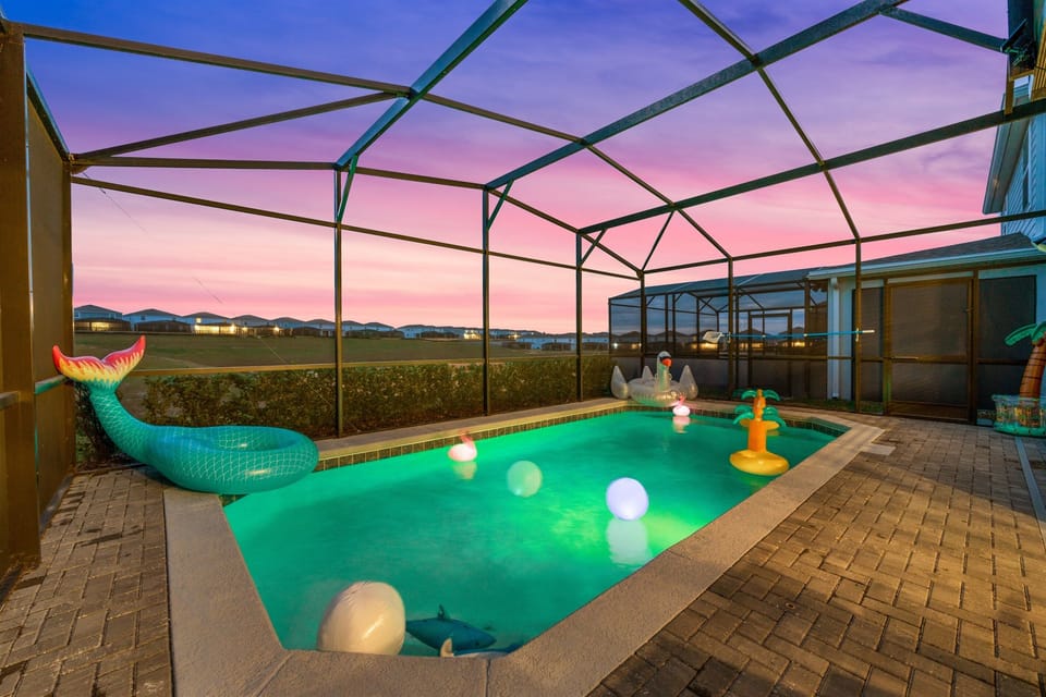 🌅 Private, south-facing screened pool with stunning sunset views