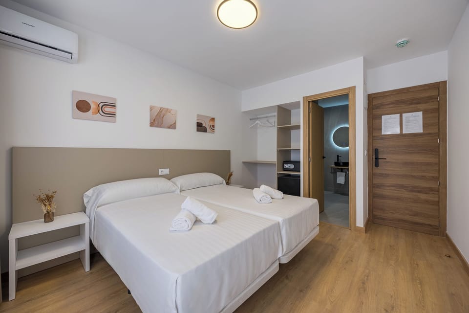 Basic Twin Room, Balcony | In-room safe, free WiFi