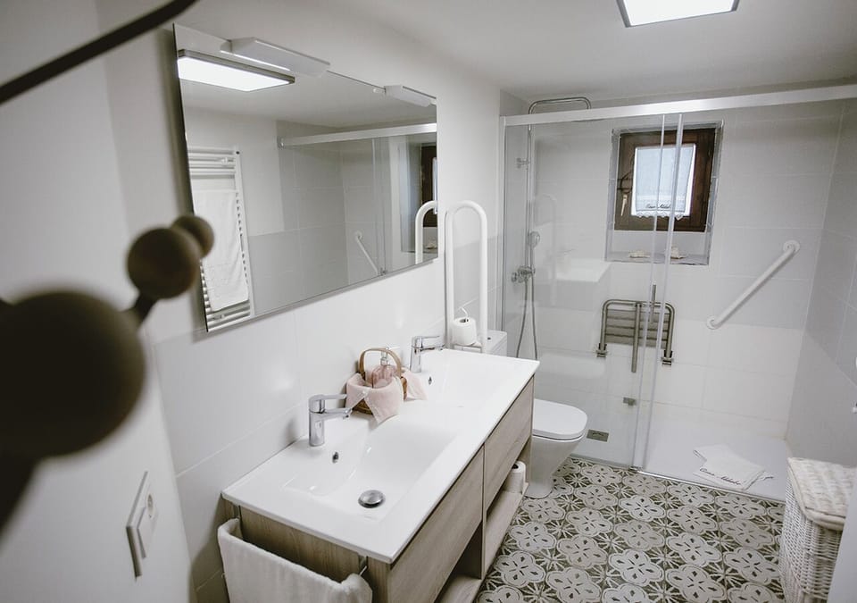 House, 5 Bedrooms | Bathroom | Eco-friendly toiletries, hair dryer, towels