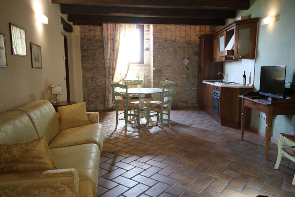 Autumn, Dining Room, Kitchen, Living Room, Spring, Summer