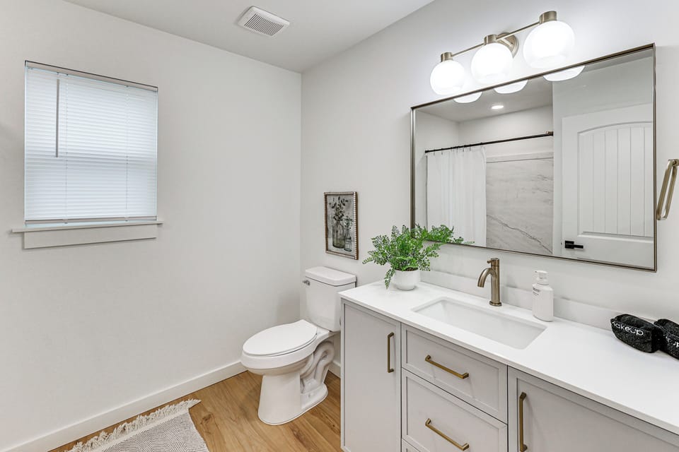 Full Bathroom | 2nd Floor