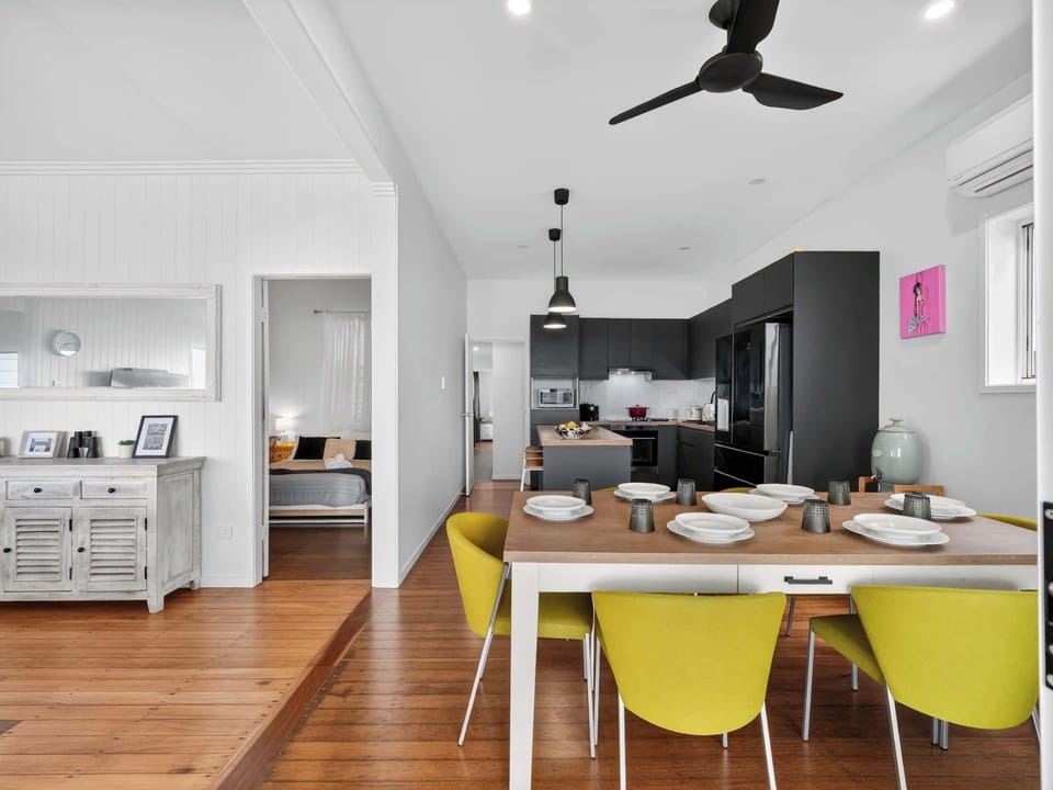 Open plan, bright and easy — plenty of room for everyone around the table.