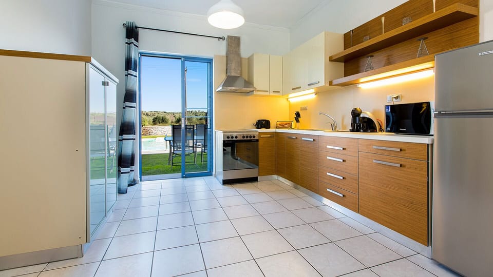 Fully equipped kitchen with direct access to outdoor dining area