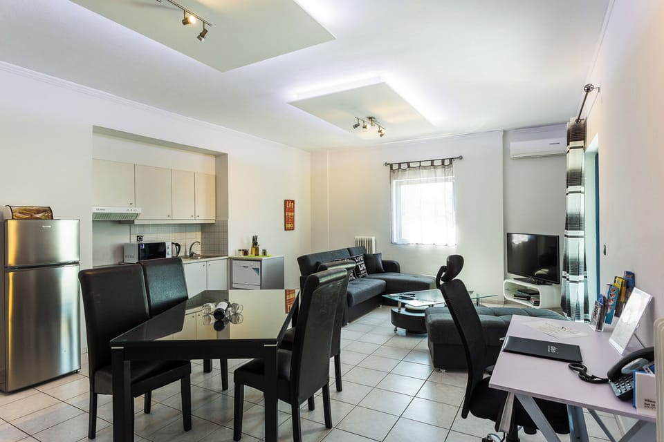 Fully equipped kitchen and dining area