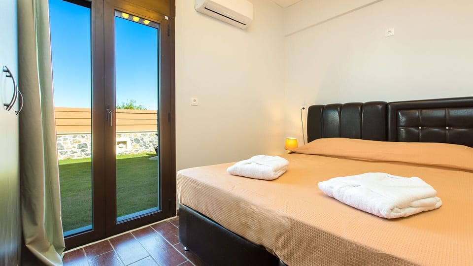 Bedroom with 2 single beds which can also be set up as double