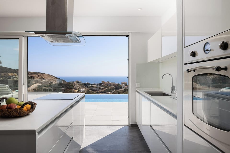 Fully equipped kitchen with direct access to the pool.
