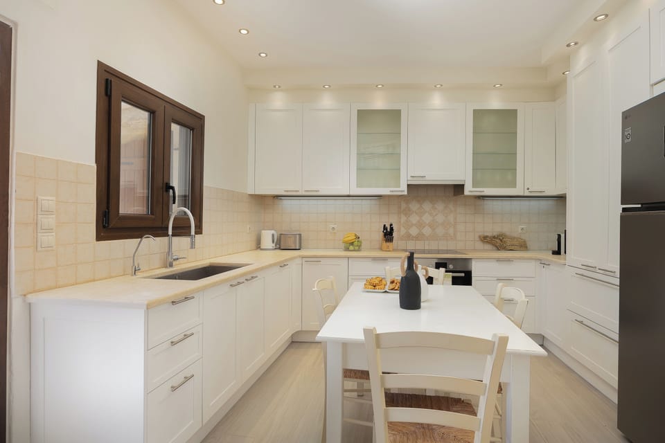 Fully equipped kitchen and cozy dining area