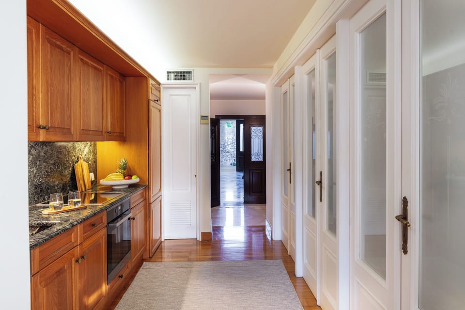 A fully equipped kitchen with all modern appliances is also featured.