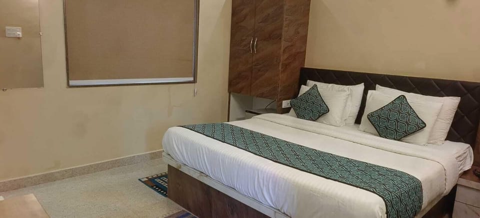 Super Deluxe Room | Iron/ironing board, free WiFi