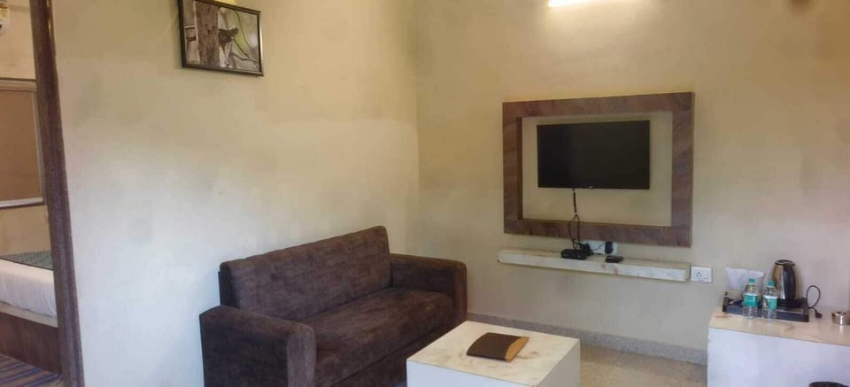 Super Deluxe Room | Iron/ironing board, free WiFi