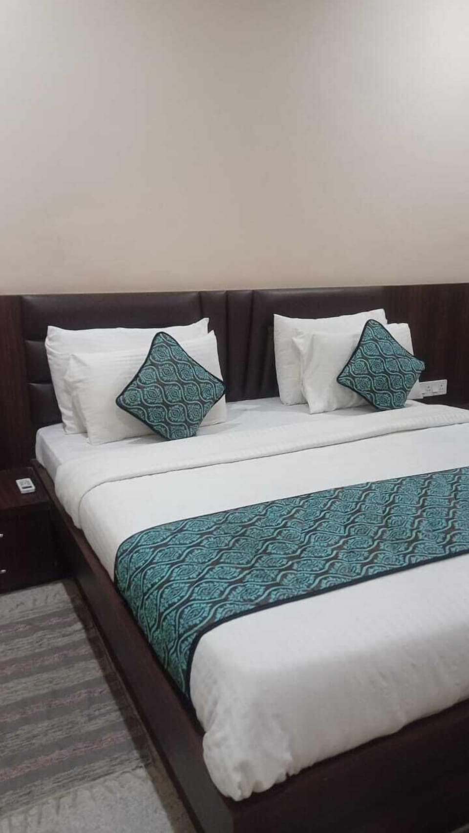 Family Room | Iron/ironing board, free WiFi