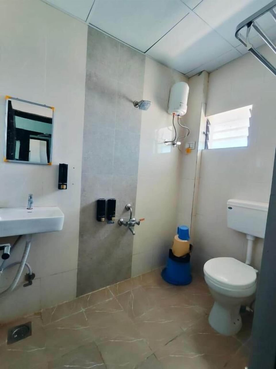 Deluxe Double Room, City View | Bathroom | Free toiletries, slippers, bidet, towels