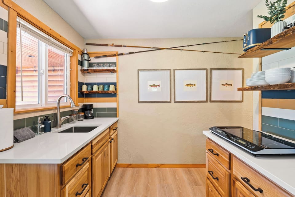 Fully stocked and ready to go. The kitchenette that means you don't have to eat out if you don't want to and can create tasty breakfast and dinners. Details that make the stay feel a little more yours