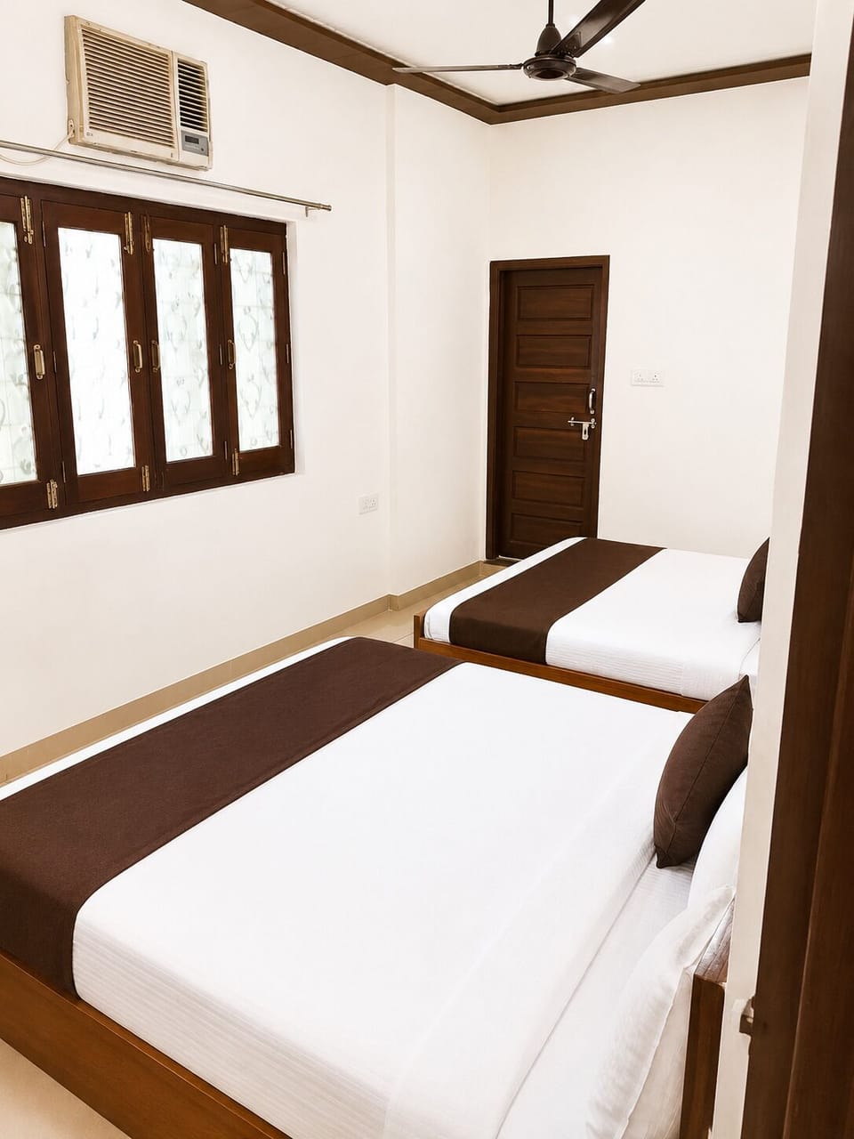 Deluxe Double Room | Laptop workspace, free WiFi