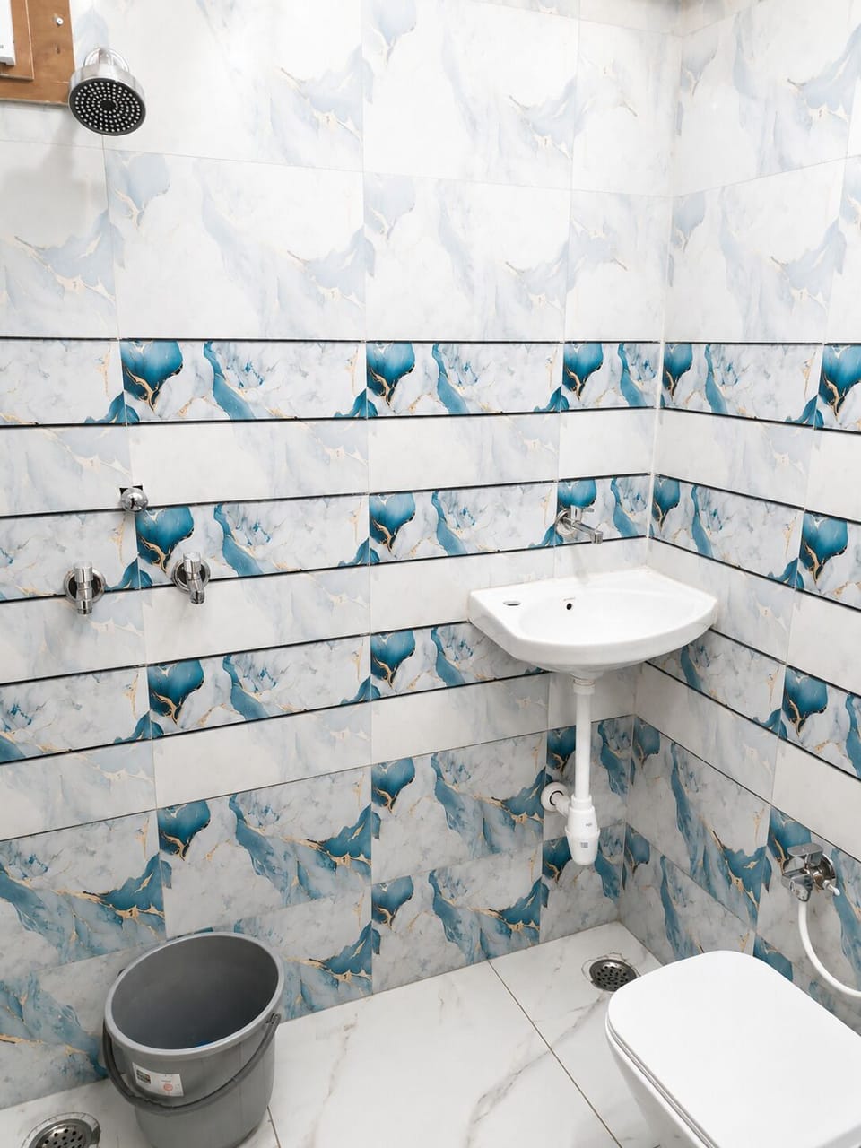 Deluxe Double Room | Bathroom | Free toiletries, towels, soap, shampoo