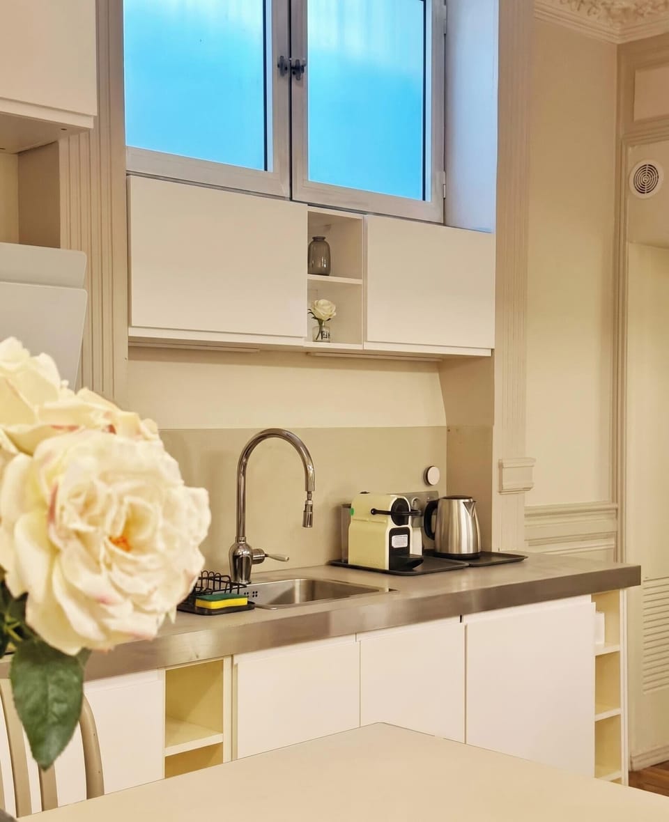 Comfort Apartment | Private kitchen | Mini-fridge, microwave, oven, stovetop