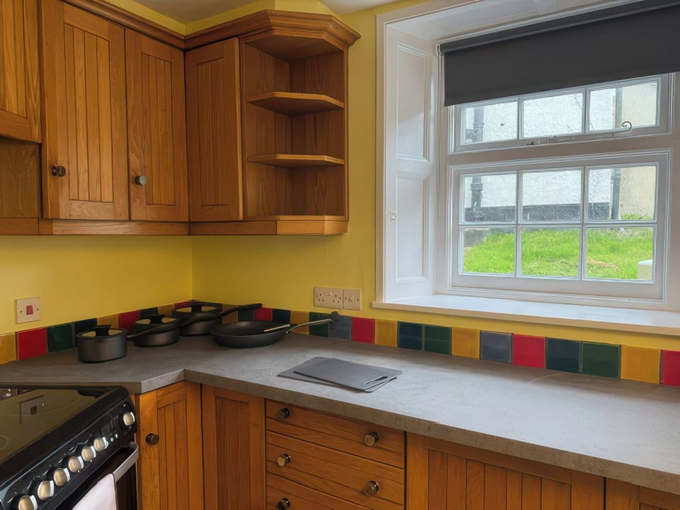 Cottage | Private kitchen | Dishwasher, cookware/dishes/utensils