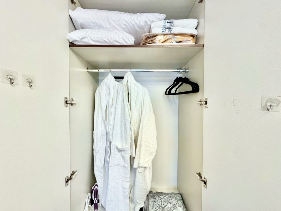 Design Studio, City View | In-room safe, individually decorated, individually furnished