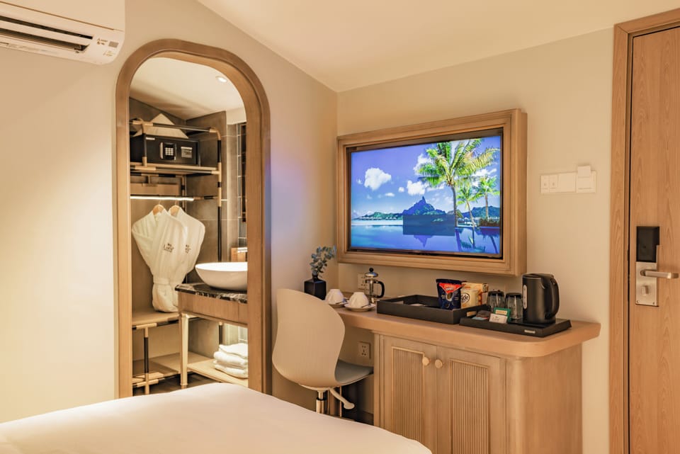 Superior Double or Twin Room | In-room safe, desk, laptop workspace, blackout drapes