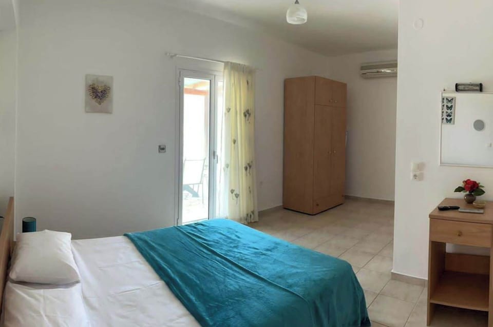 3 bedrooms, iron/ironing board, WiFi (free), bed sheets