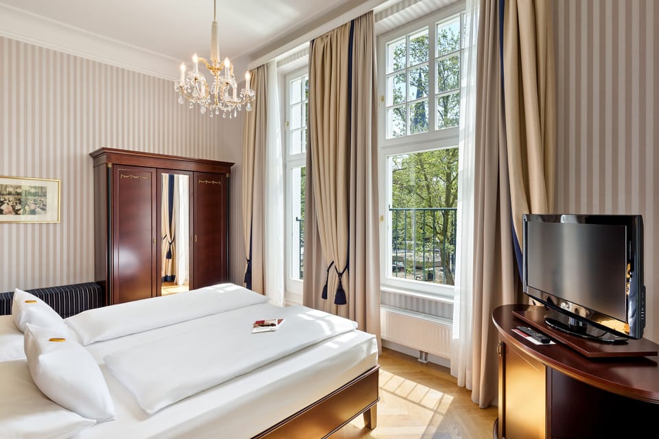 Junior Suite | Hypo-allergenic bedding, minibar, in-room safe, desk