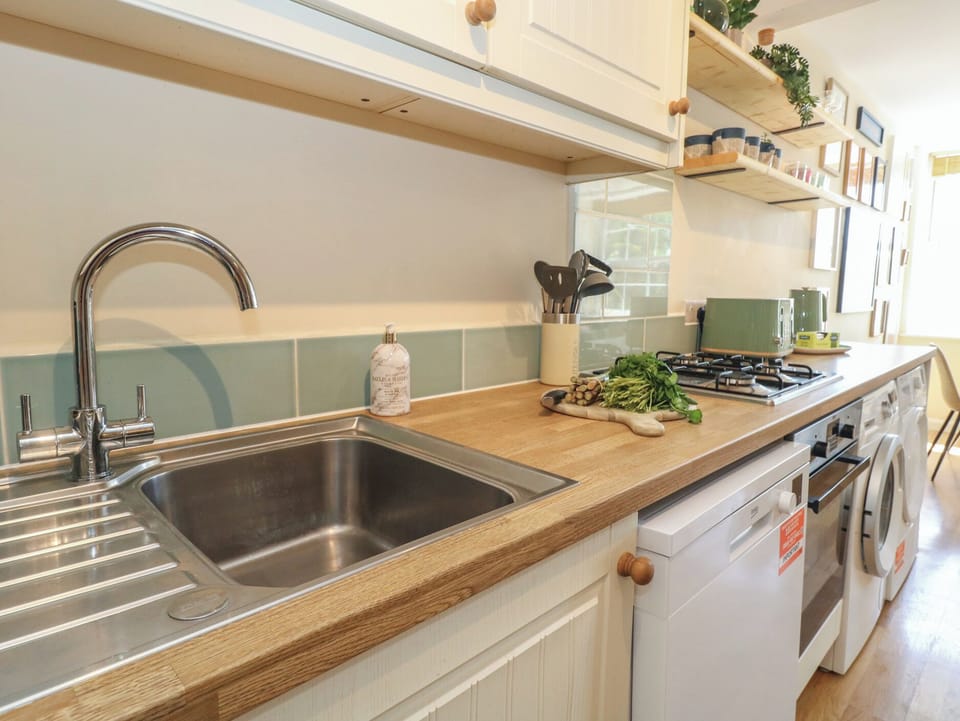 Cottage | Private kitchen | Cookware/dishes/utensils