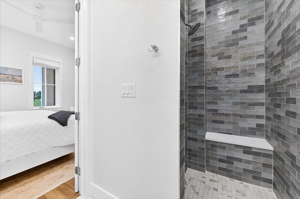 1st King Bathroom, 1st Floor