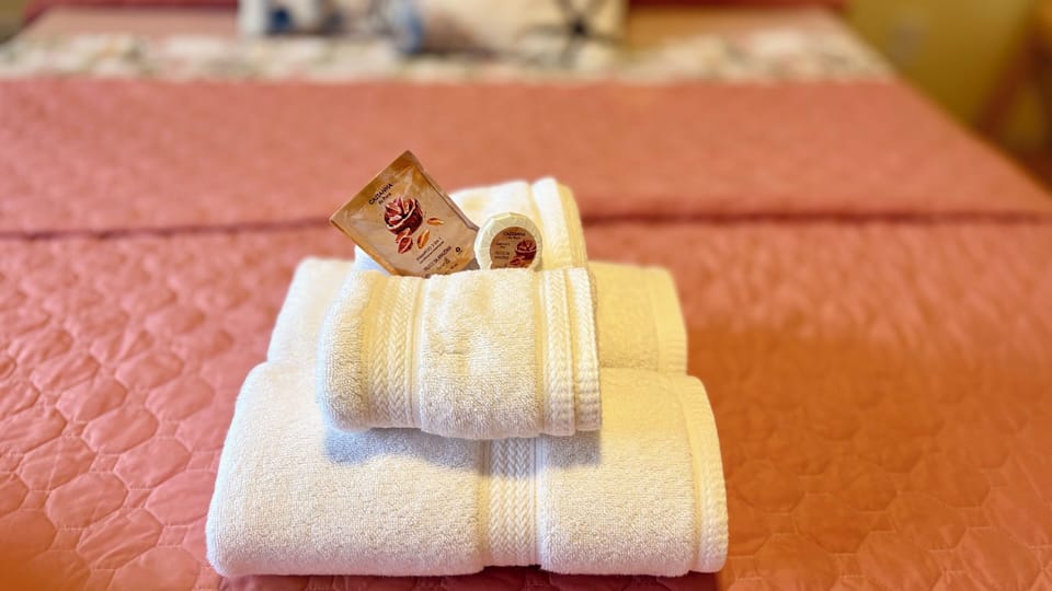 Comfort Room | Premium bedding, pillowtop beds, WiFi (free), bed sheets