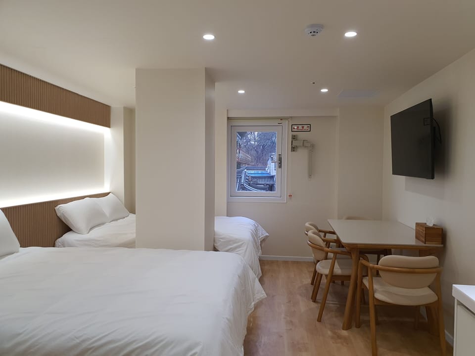 Family Studio Suite | Laptop workspace, iron/ironing board, free WiFi