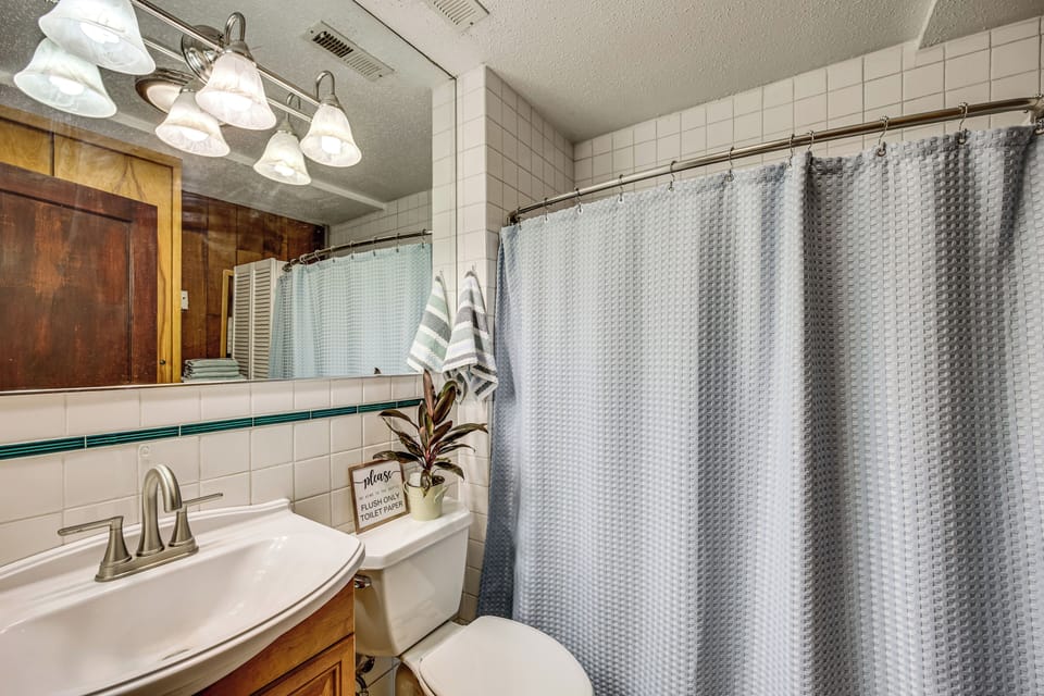 Beach Access Historic Cabin on Henderson Bay! Cottage in Hood Canal