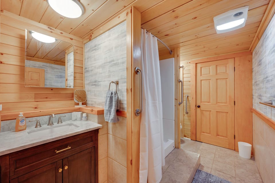 White Mountains Escape! Shared Patio + Yard Apartment in Littleton