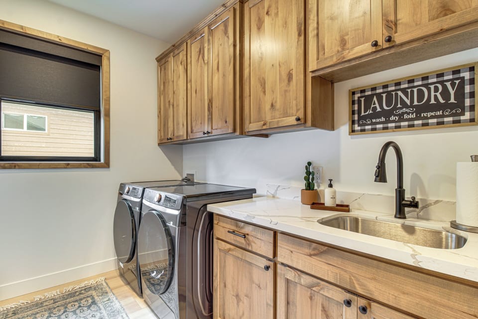 Modern Luxury in Torreon w/ HOT Tub! Cottage in Show Low