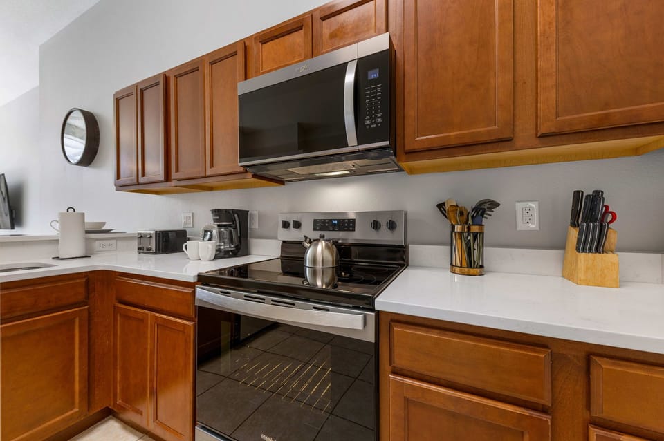 Your home away from home starts in this spacious open kitchen