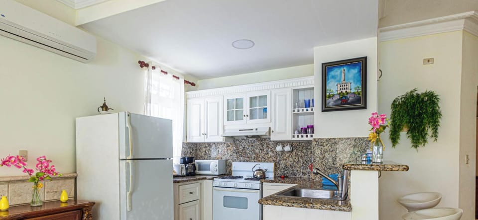 Apartment, 2 Bedrooms, Balcony, Lake View | Interior