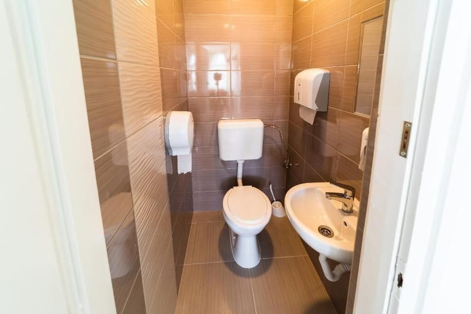 Classic Single Room, City View | Bathroom | Towels, soap, toilet paper