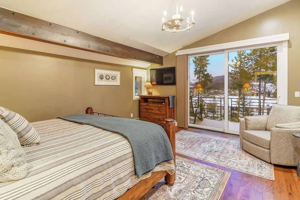 Upper Level King Master with Balcony, TV