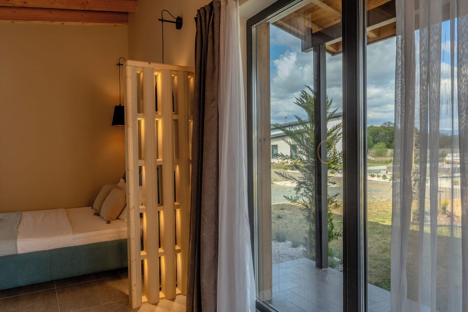 Deluxe Suite | Desk, laptop workspace, soundproofing, iron/ironing board