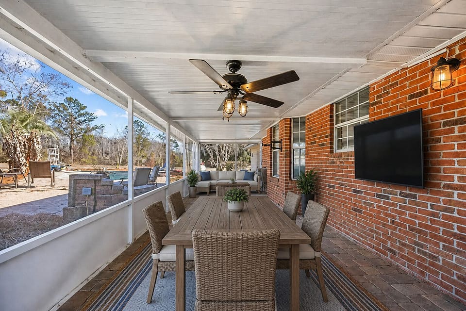 Outdoor dining