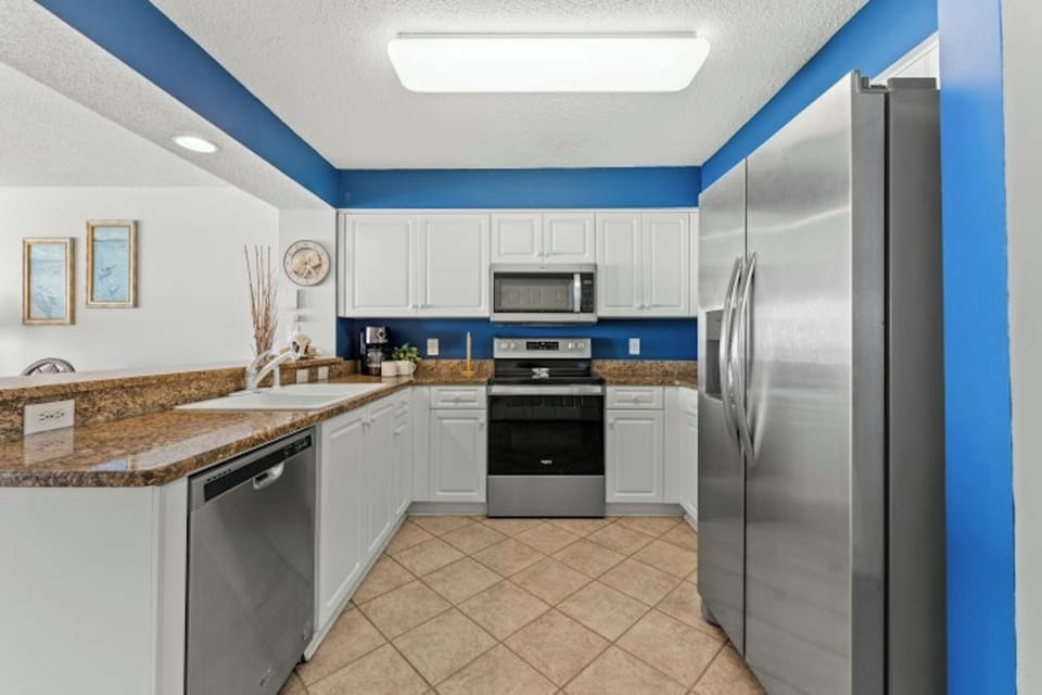 Fully equipped kitchen & plenty of counter space to help make meal prep a snap.