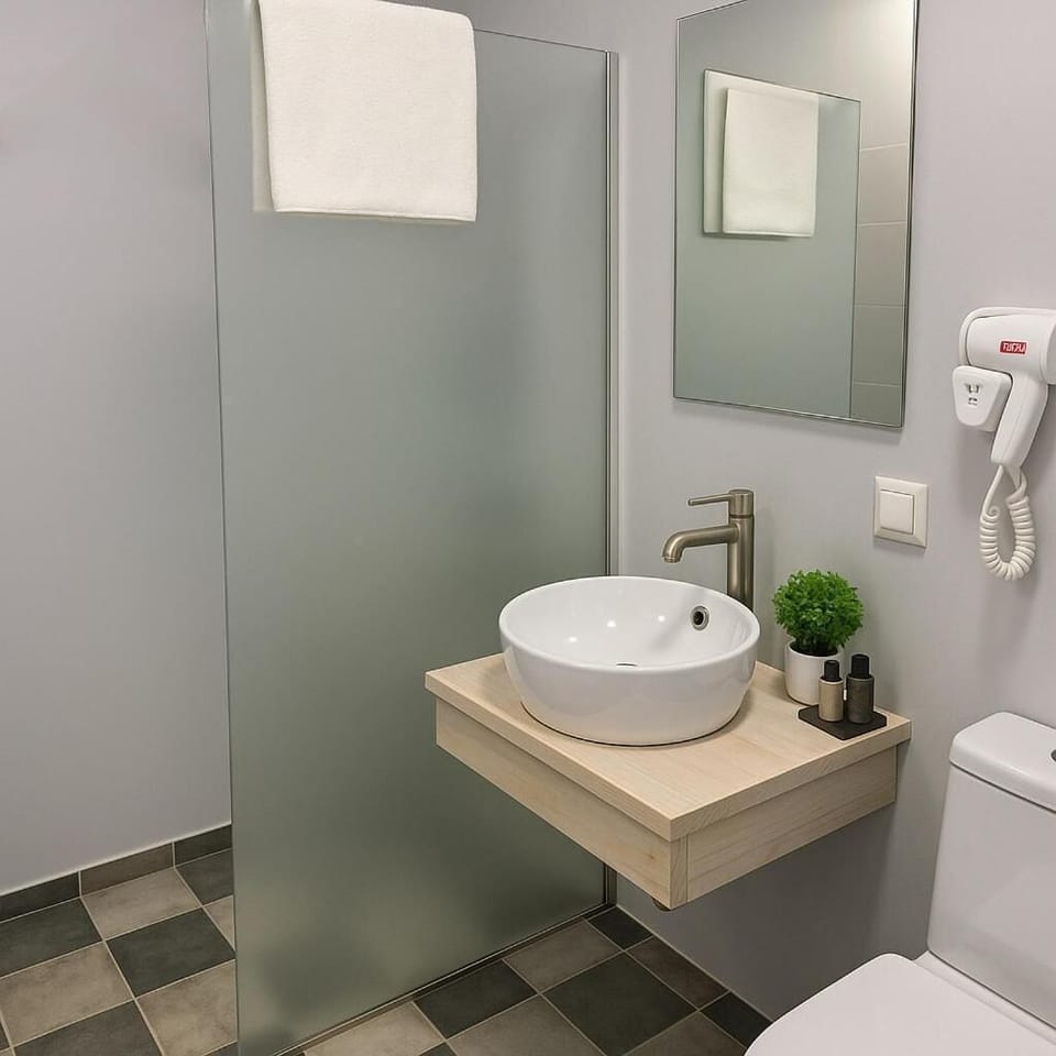 Standard Double Room | Bathroom | Shower, free toiletries, hair dryer, towels