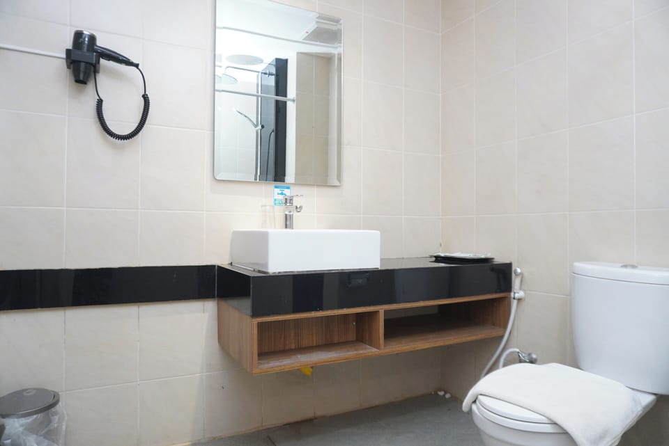 Deluxe Twin Room, Lake View | Bathroom | Shower, rainfall showerhead, free toiletries, hair dryer