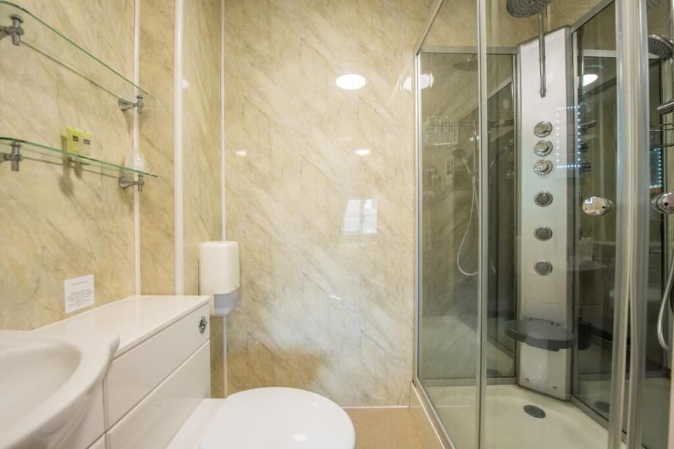 Standard Triple Room | Bathroom