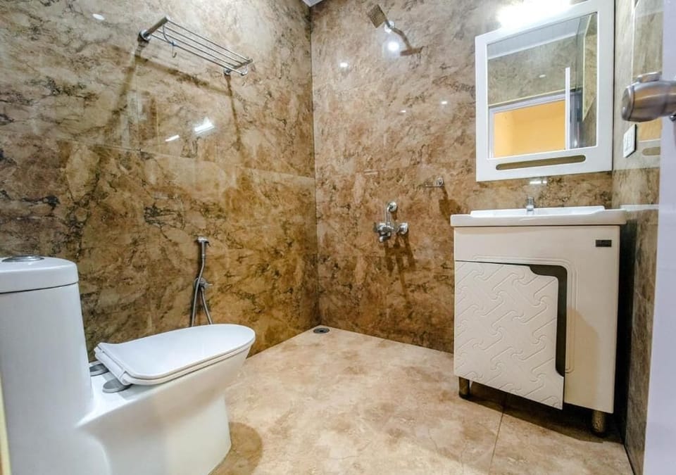 Suite | Bathroom | Shower, bidet, towels, soap