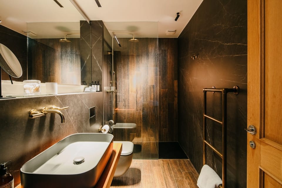 Superior Double Room, Garden View (Oak) | Bathroom | Shower, rainfall showerhead, designer toiletries, hair dryer