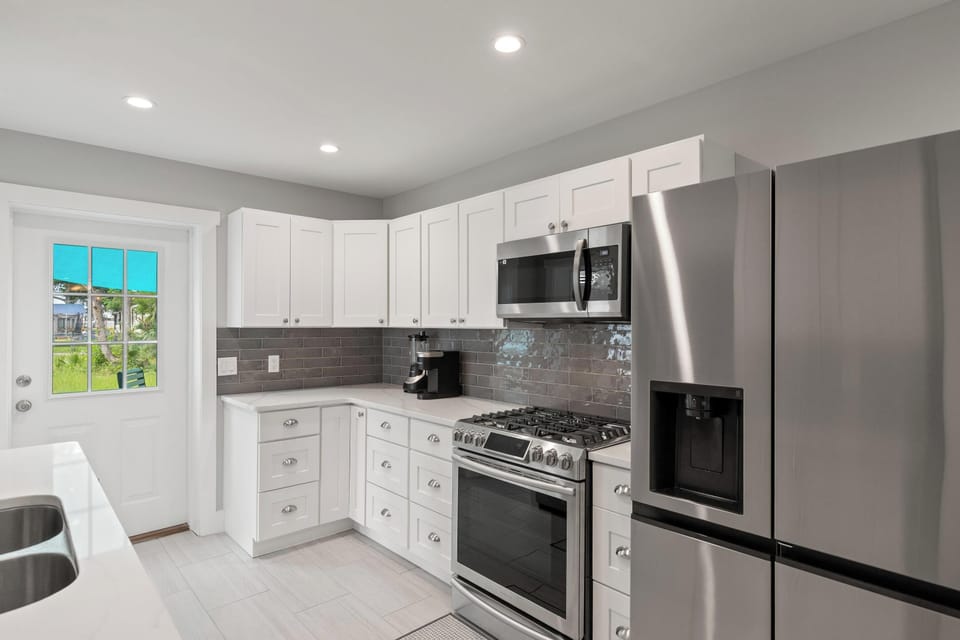 House | Private kitchen | Full-size fridge, microwave, oven, stovetop