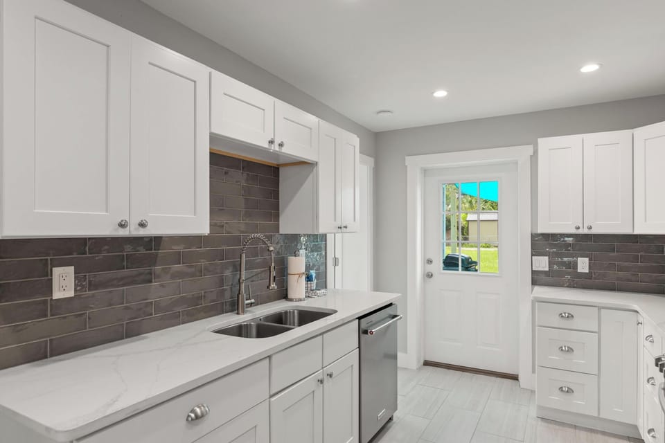 House | Private kitchen | Full-size fridge, microwave, oven, stovetop
